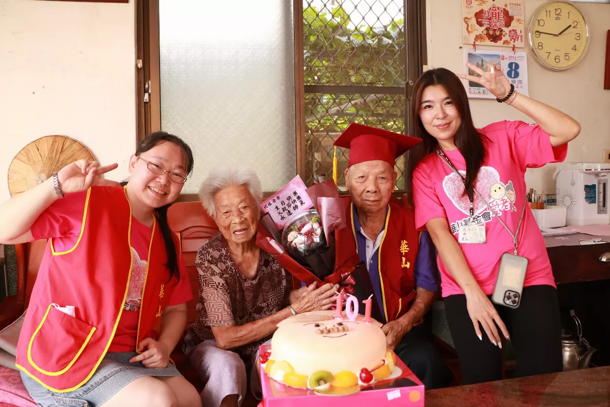 幸福父親節 101歲阿公戴學士帽