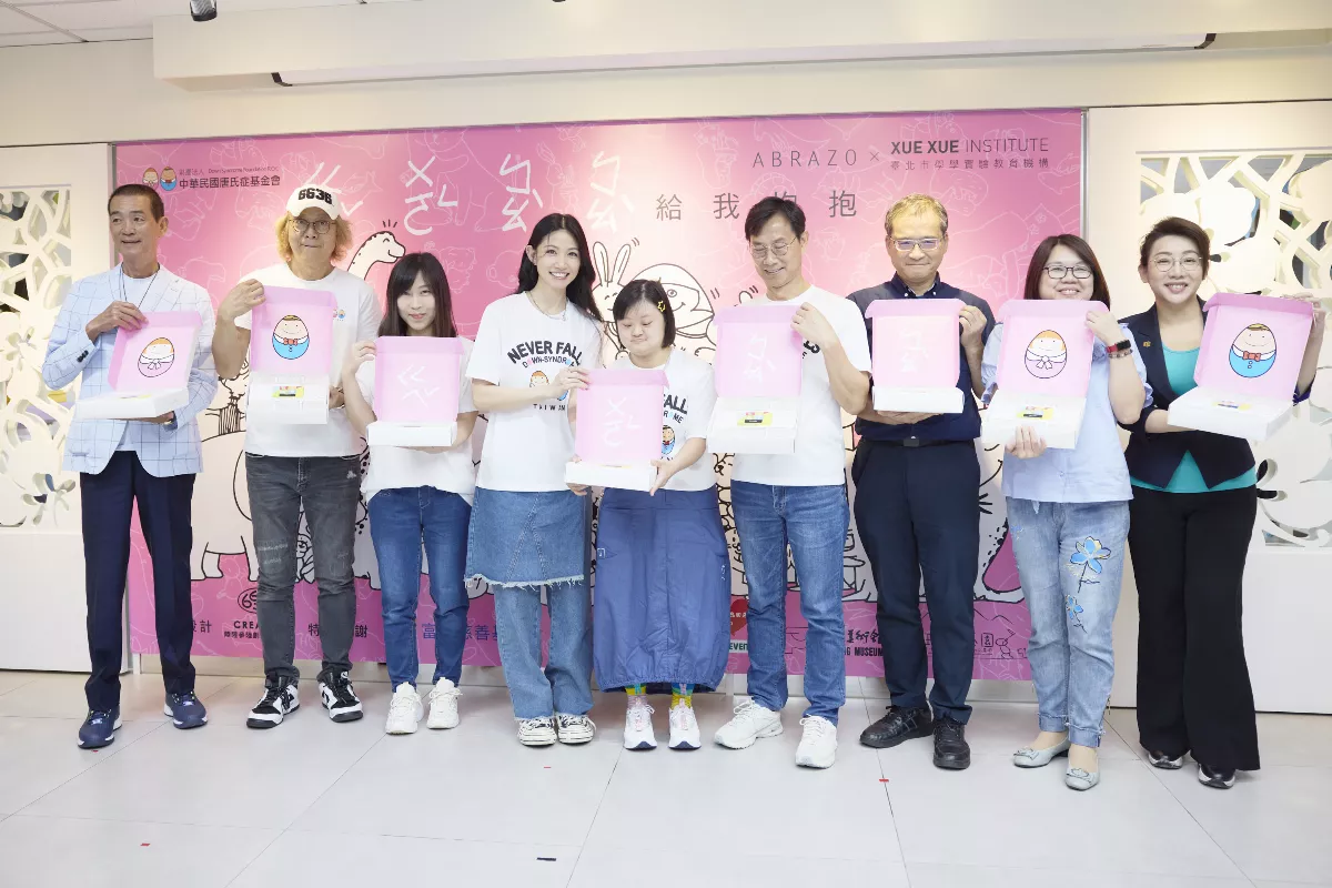 李千娜擁抱唐寶寶 籲支持中秋減碳綠色禮盒