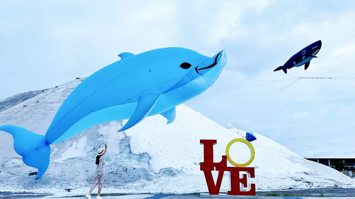 大型風箏競秀 七股鹽山登場