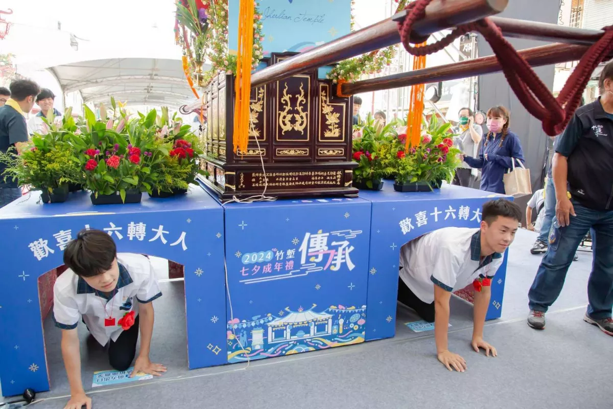 竹蓮寺成年禮熱鬧登場  近800名學子循古禮輭轎腳