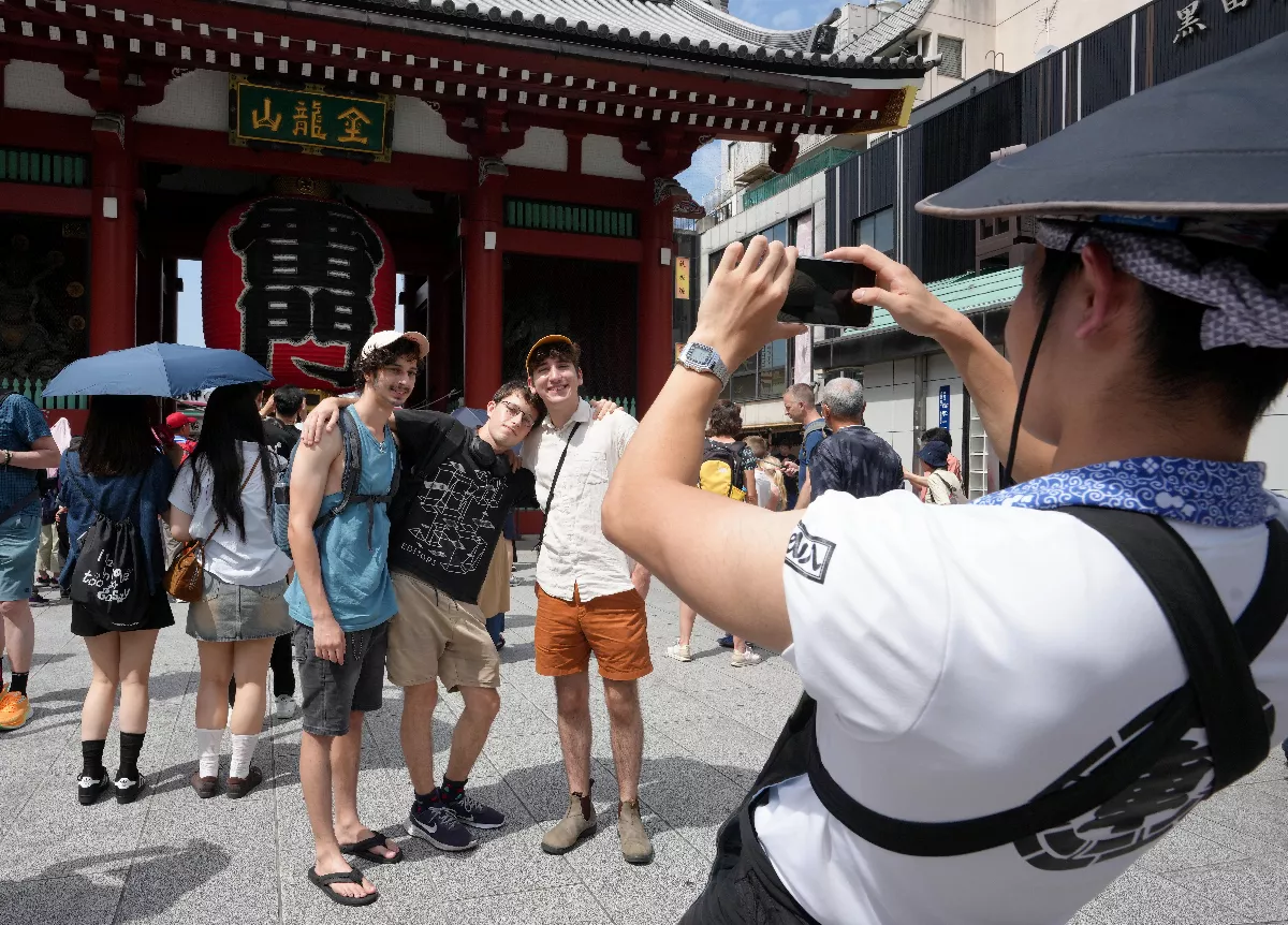 日警視廳提醒旅客「到達景點先拍照」 網友大讚