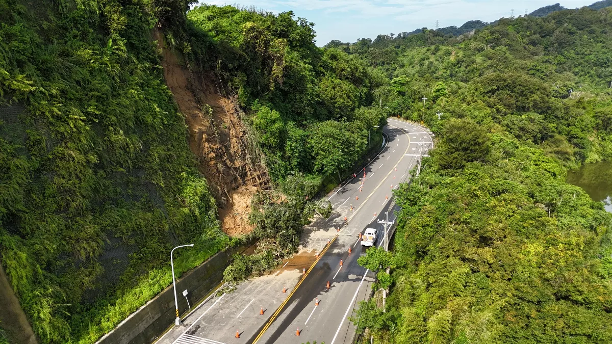 台3線與縣道124線山壁坍方 上午單線雙向通行