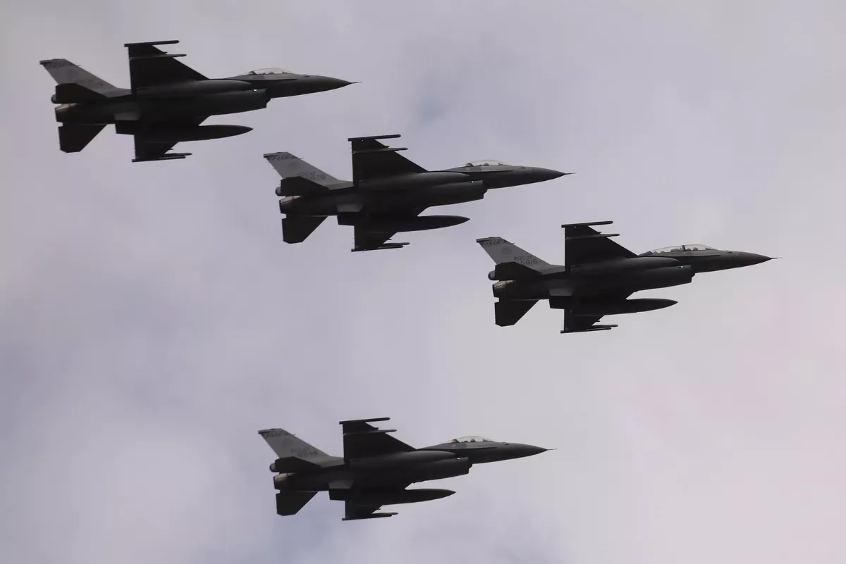 空軍節嘉義基地創紀錄 10萬人參觀F-16伴飛奧運奪牌英雄