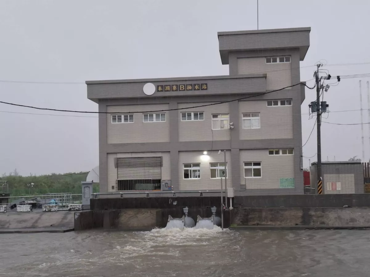 台南16日局部區域降達豪雨 水庫蓄滿放水溢流