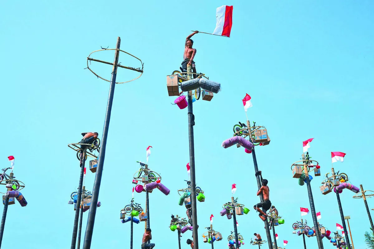 爬油桿比賽  印尼慶獨立79周年