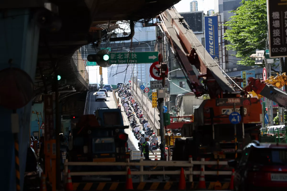 新北台1高架單線通行 車流排1.5公里