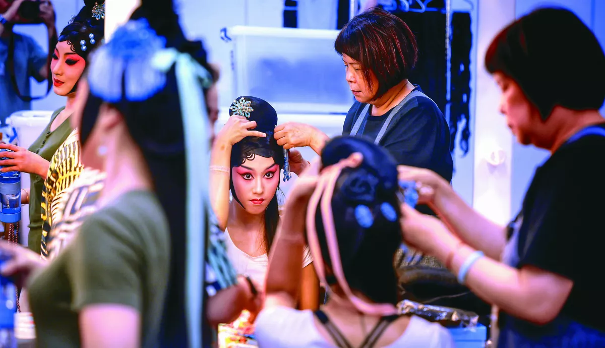 京劇包頭師 巧手為旦角變髮