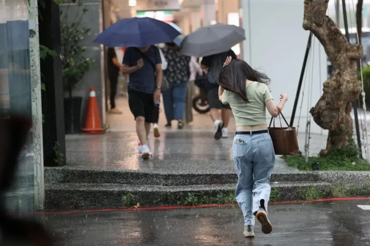 明2地午後大雨恐下到入夜 中颱珊珊下周襲日本