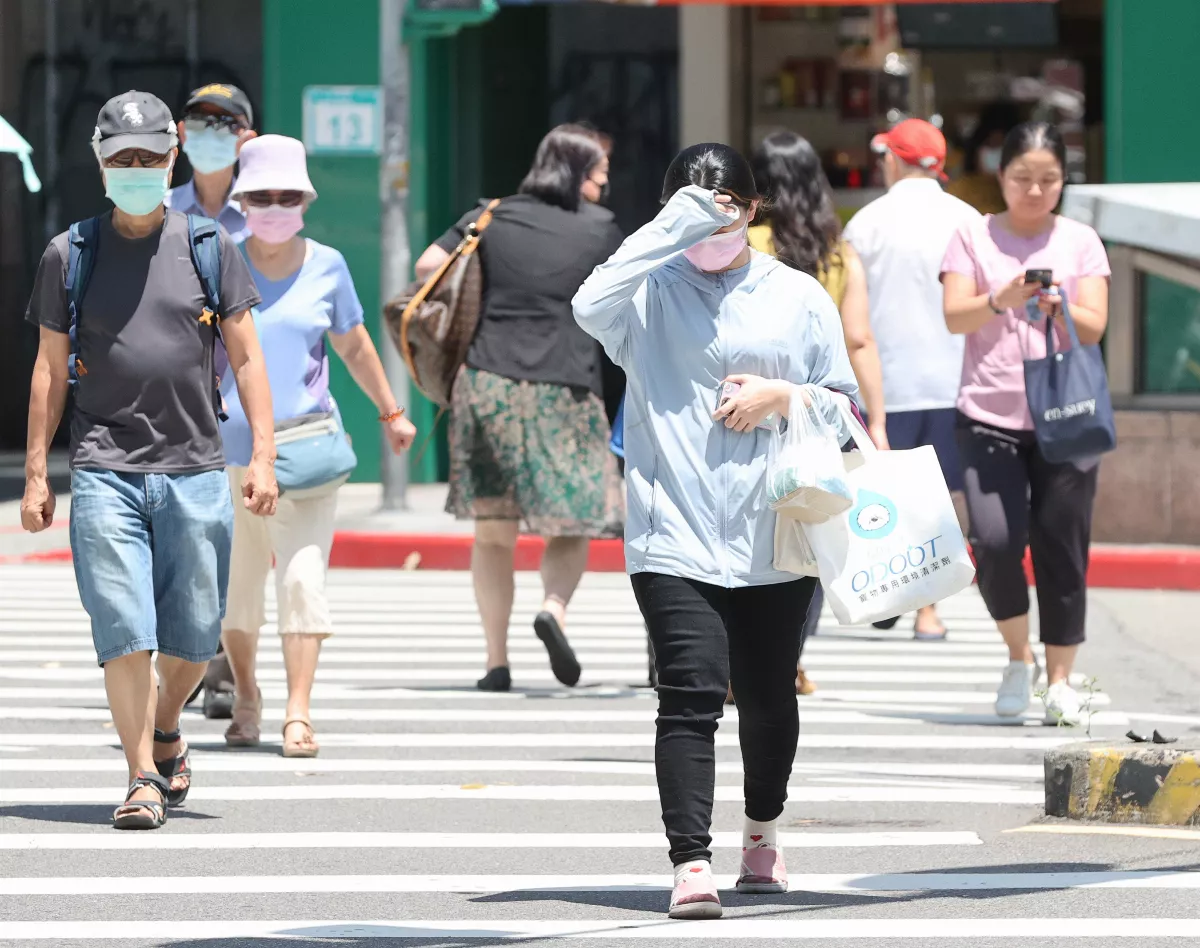 台明後天仍熱爆 颱風珊珊北轉最快28日晚登陸九州