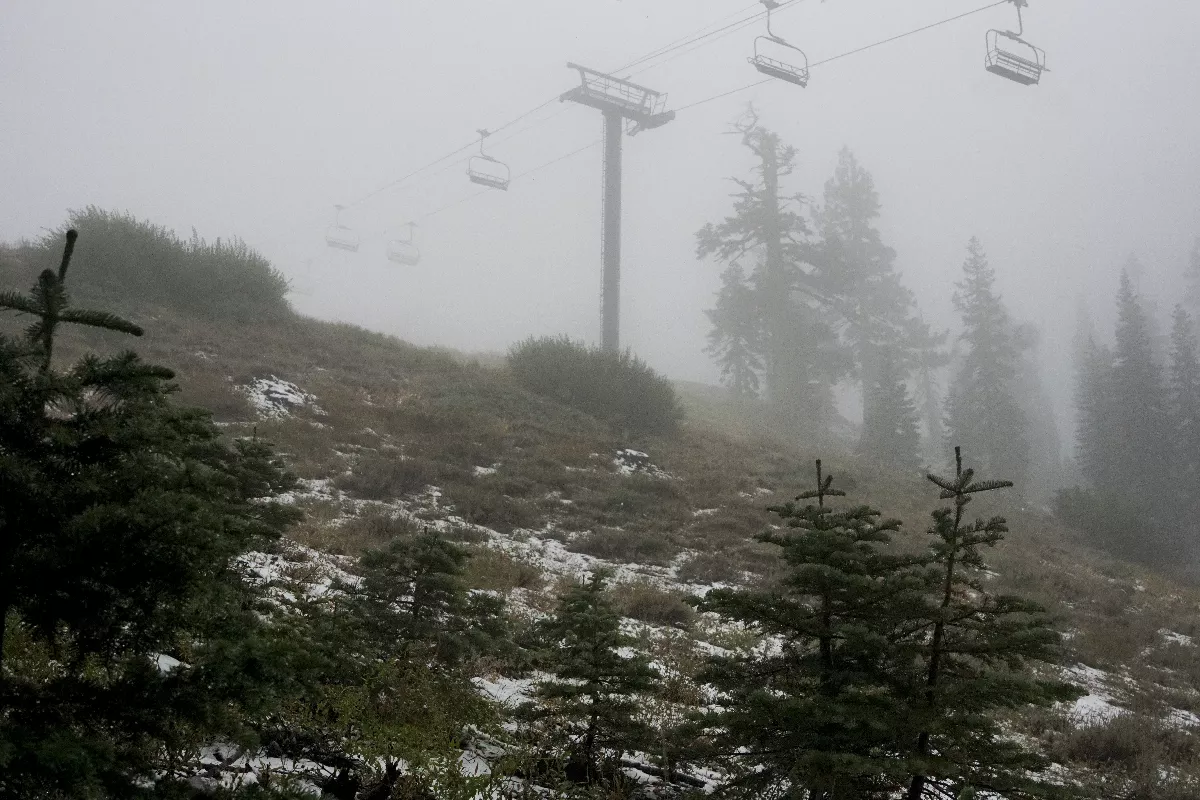 加州20多年首次8月降雪 內華達山脈覆蓋薄雪