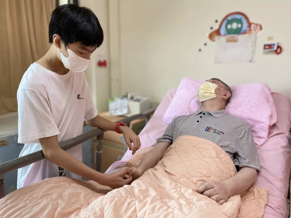 孝子作畫手捧愛心  盼植物人父早日甦醒