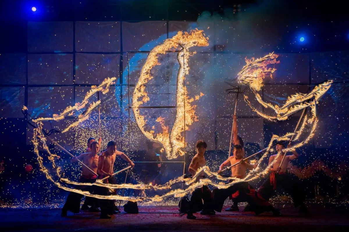 光織影舞北香湖 水上舞台逐光月影