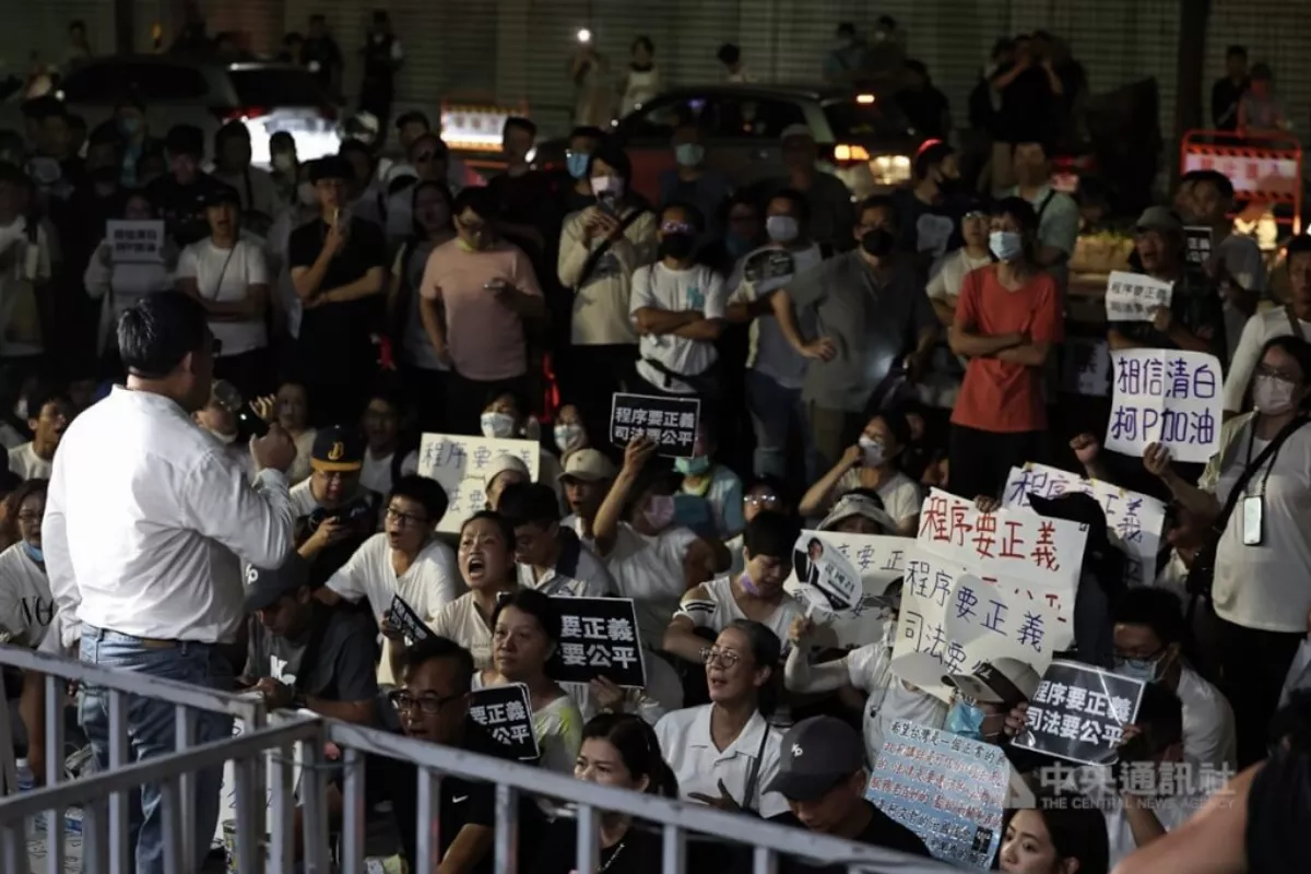 柯文哲遭聲押禁見 北檢外挺柯民眾漸增情緒高漲