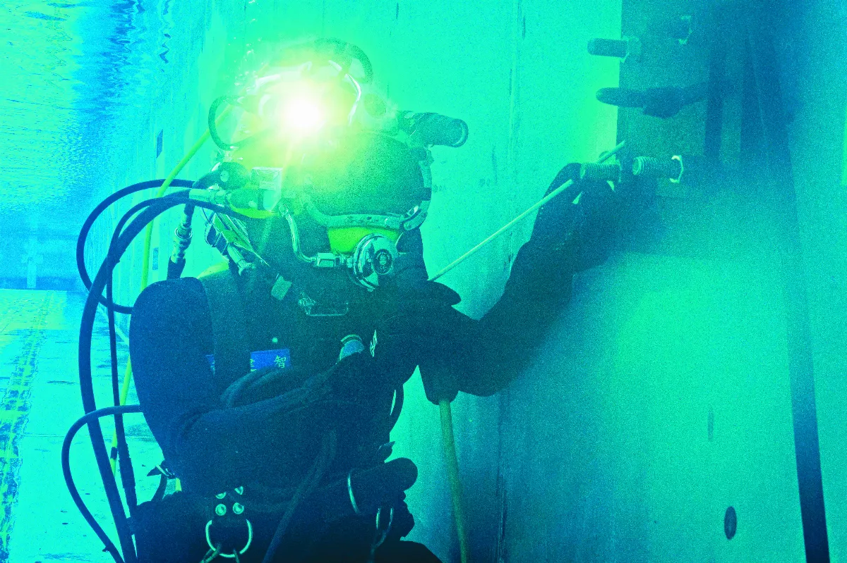 水下銲匠 特寫海軍水裡搏命英姿