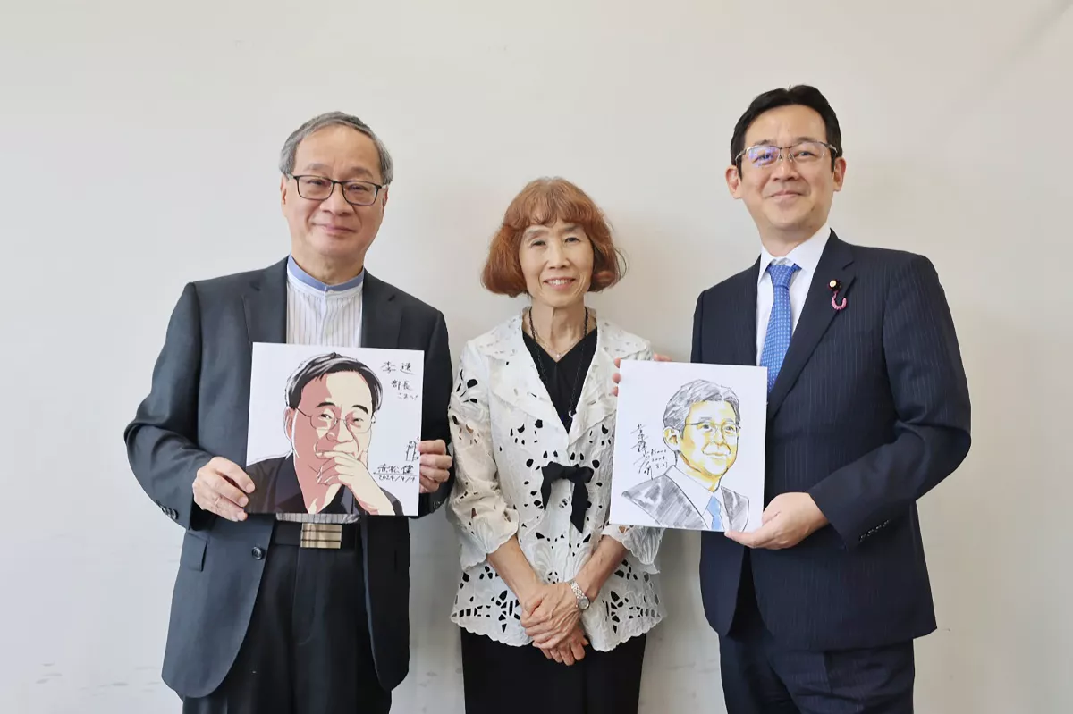 文化部長李遠就任後首次訪日　展現「漫畫外交」