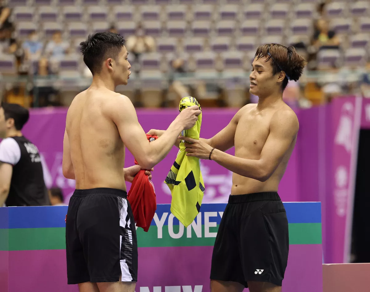 羽球／首戰過關跟對手換球衣 周天成肯定對手品行