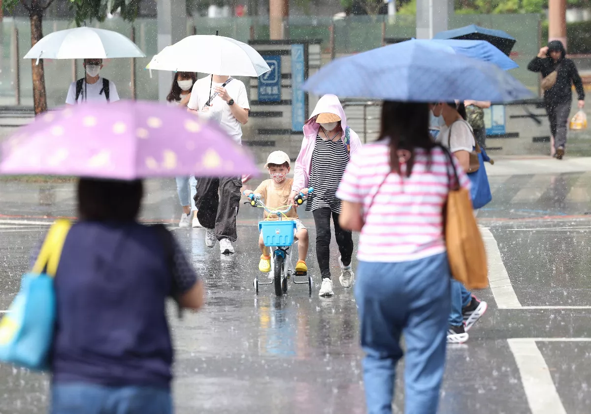 台灣水氣增多  雙颱對台影響有限