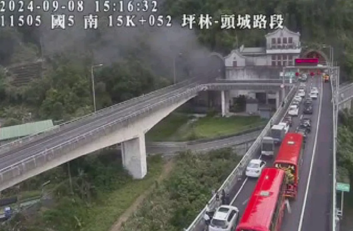 雪隧火燒車回堵10餘公里 下午4點開放通行