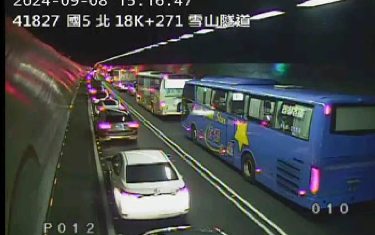 雪隧火燒車回堵10餘公里 下午4點開放通行