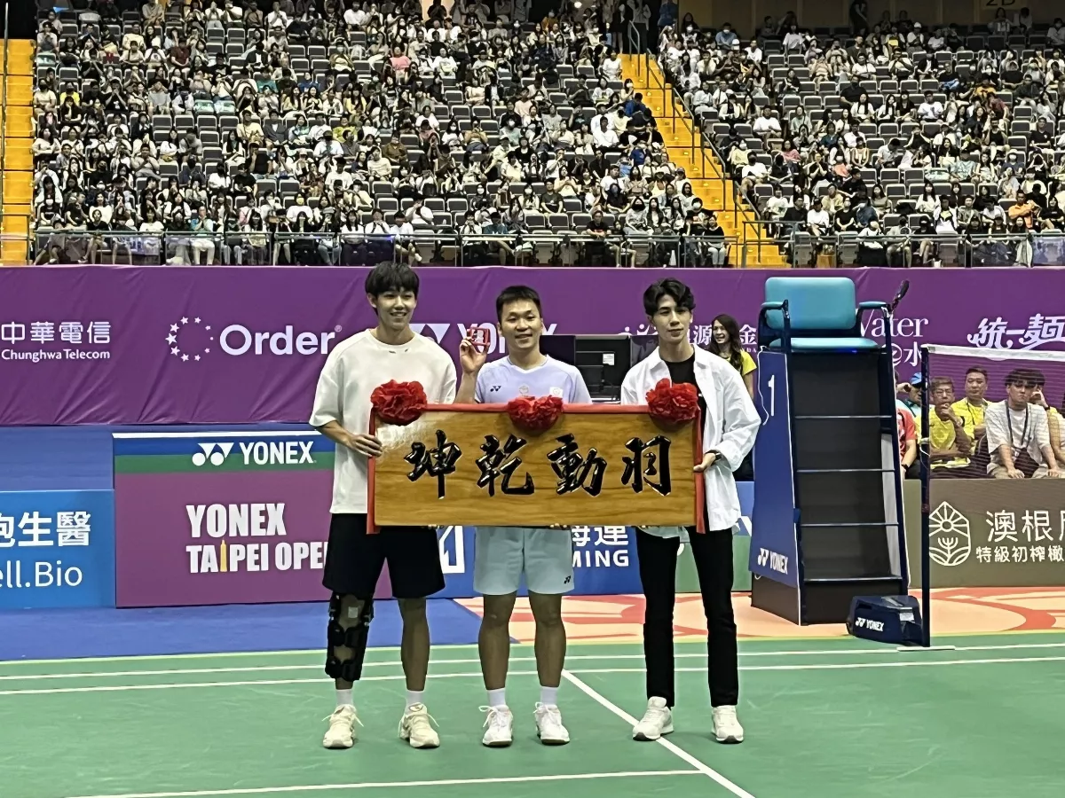 羽球／奧運金牌合體 林郁婷為李洋退休送匾額