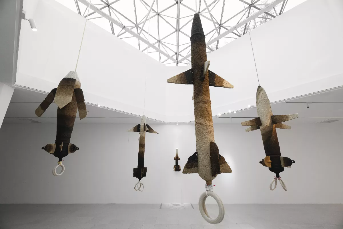 羅懿君〈蔗渣飛彈〉　飛入朱銘美術館「方物」雕塑展　