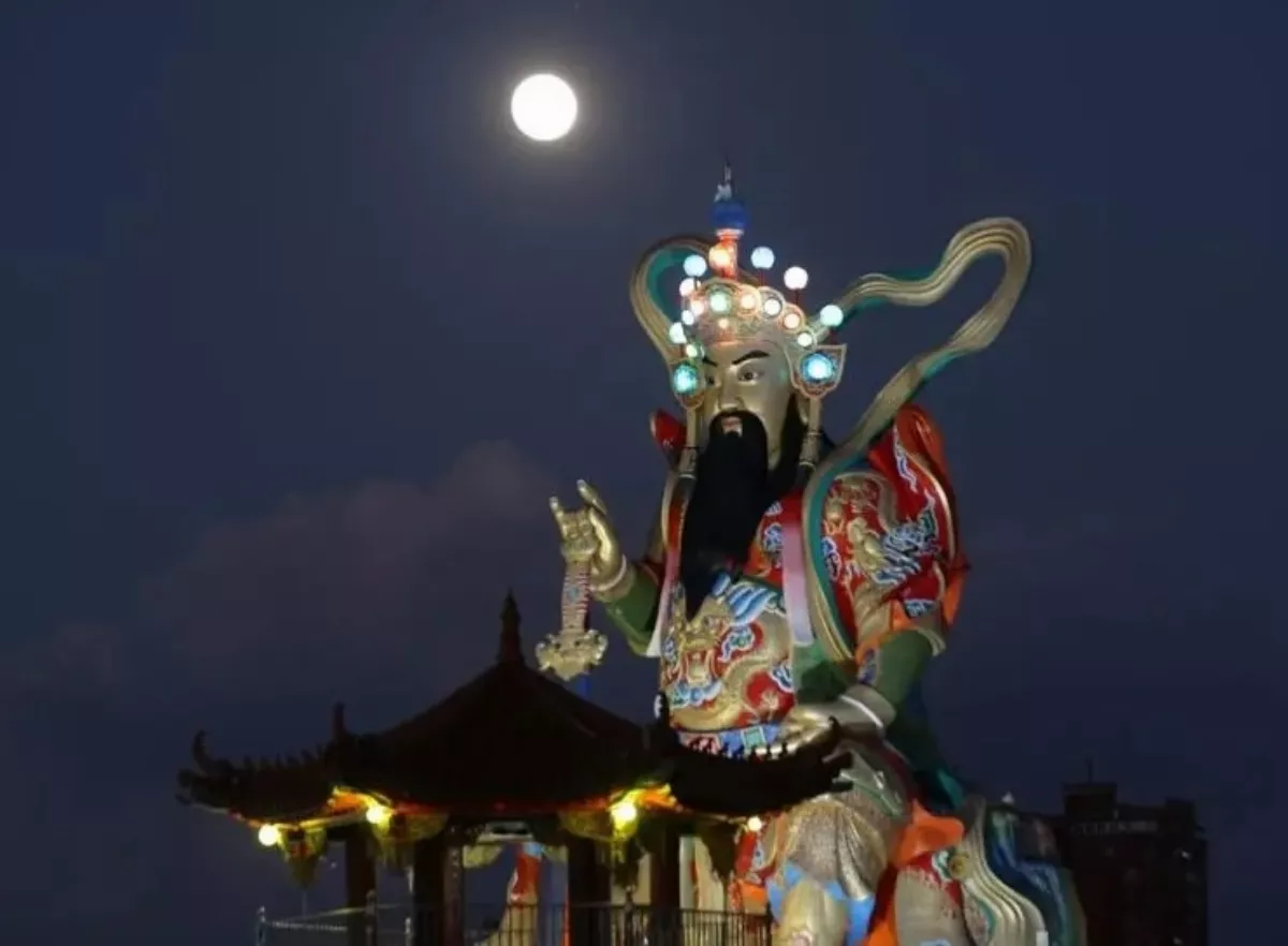 中秋節超級月亮登場 「土星合月」美景本世紀首見