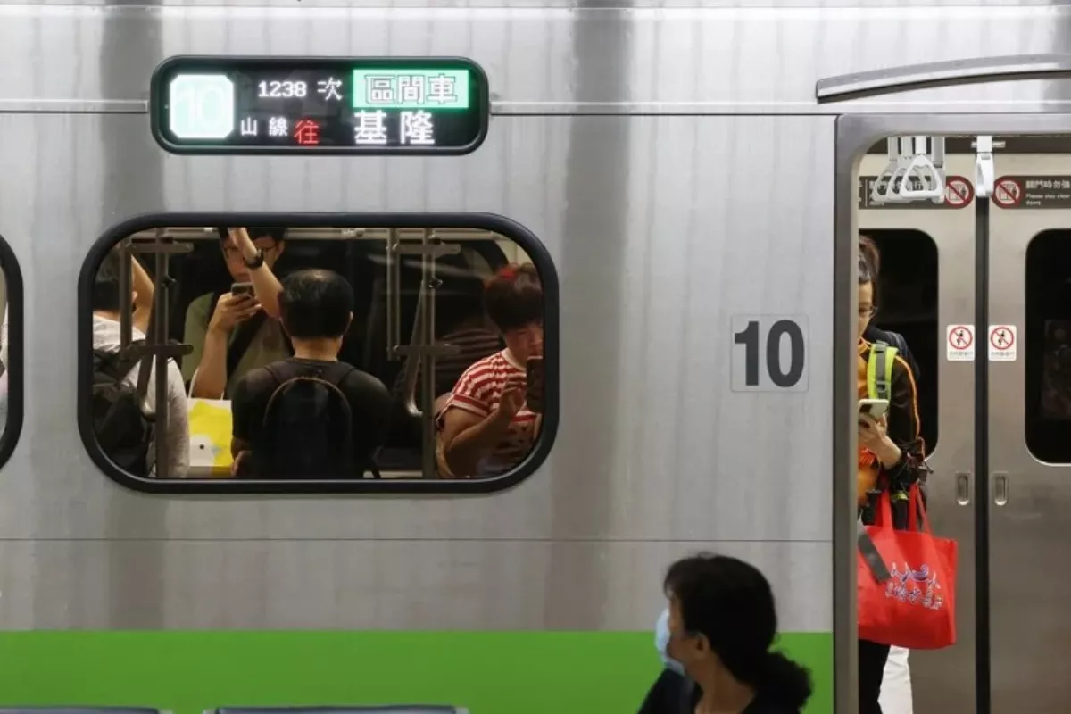 豪雨致台鐵平溪線路基掏空 宜蘭線土石崩落