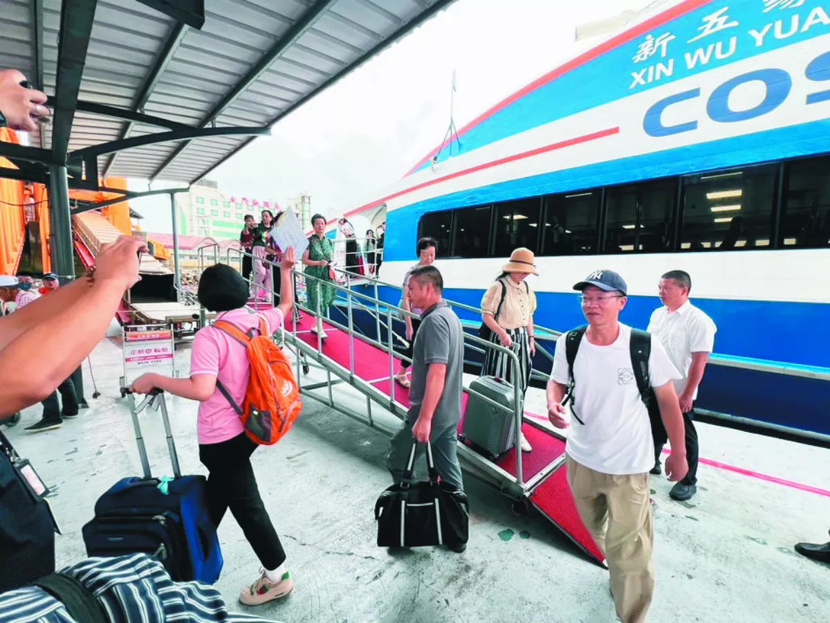 睽違5年 陸客首發團22人抵金門