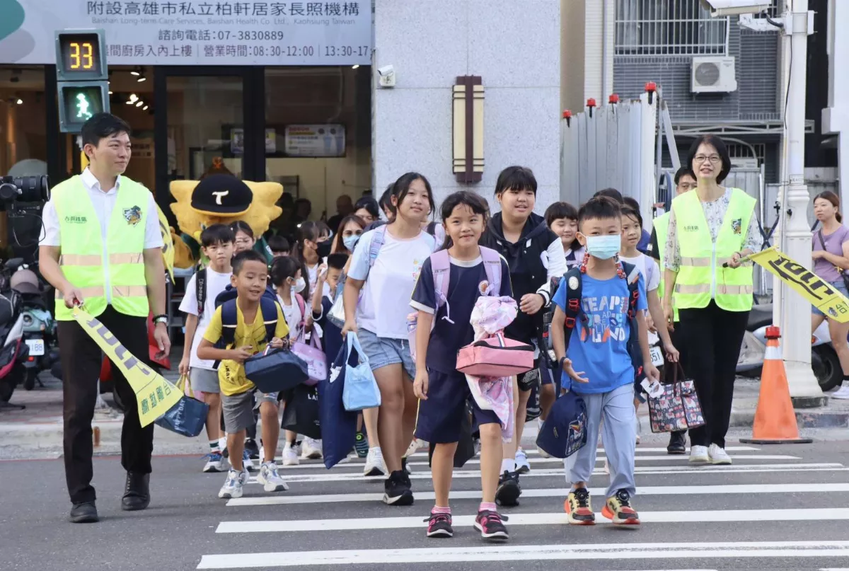 扮上學導護 高市首長攜台鋼球隊協力護童