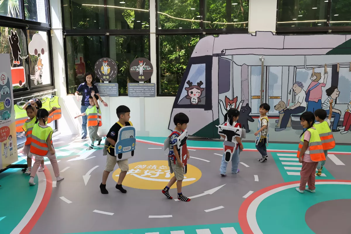 移動的想像 高市圖打造「人本交通體驗主題圖書館」