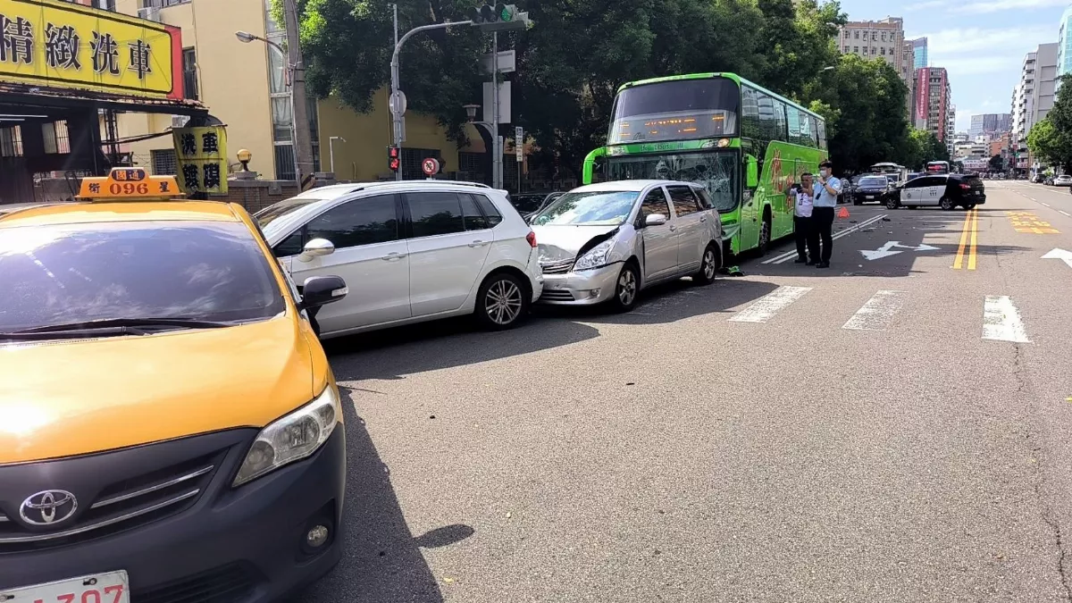 台中交通不平靜   又傳客運市區連環撞
