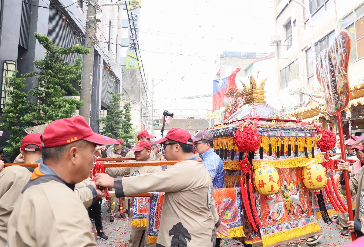16尊媽祖喜相逢  醫護人員接駕會香祈平安 
