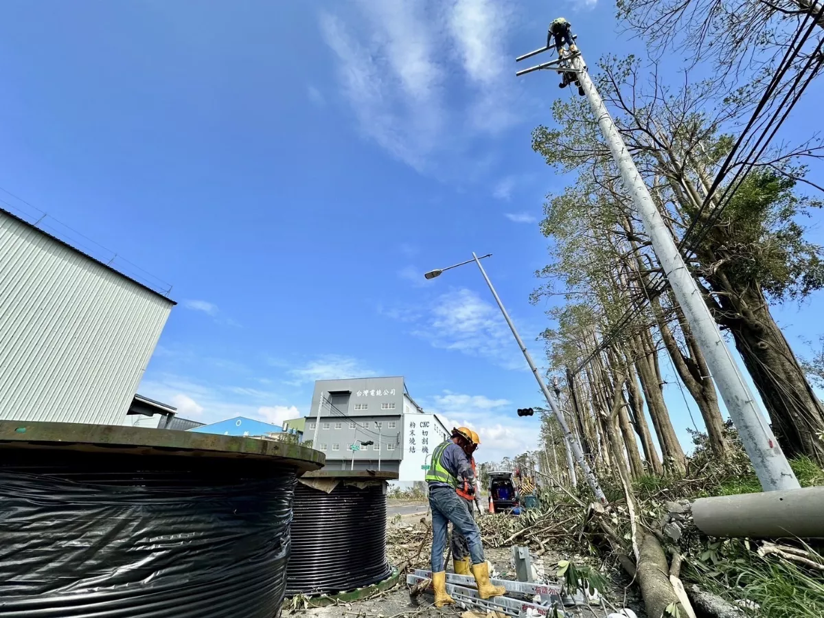 高雄逾1.6萬戶仍停電 台電全力搶修中