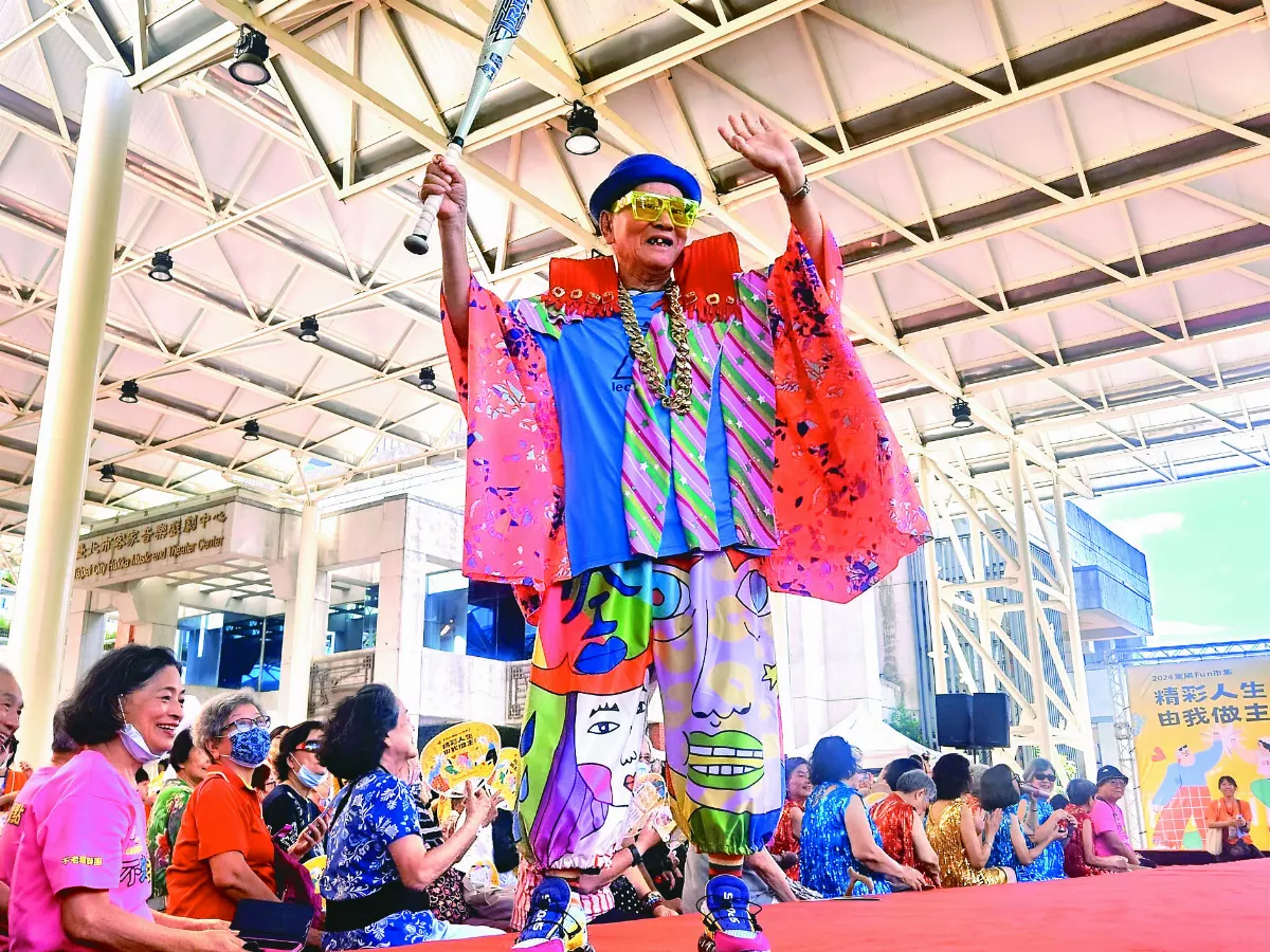 九十歲「嘉慶皇上」 變身潮模走秀 