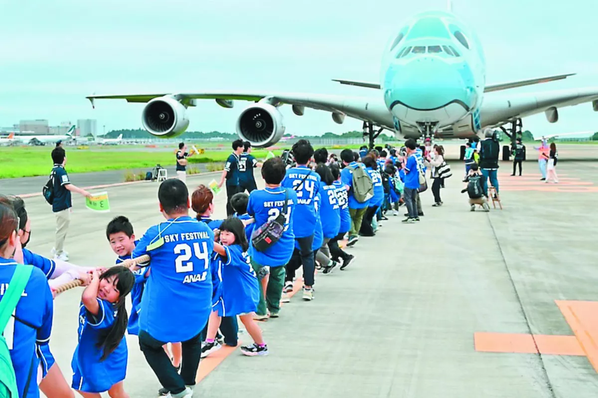 小學生與家長  跟空巴A380拔河