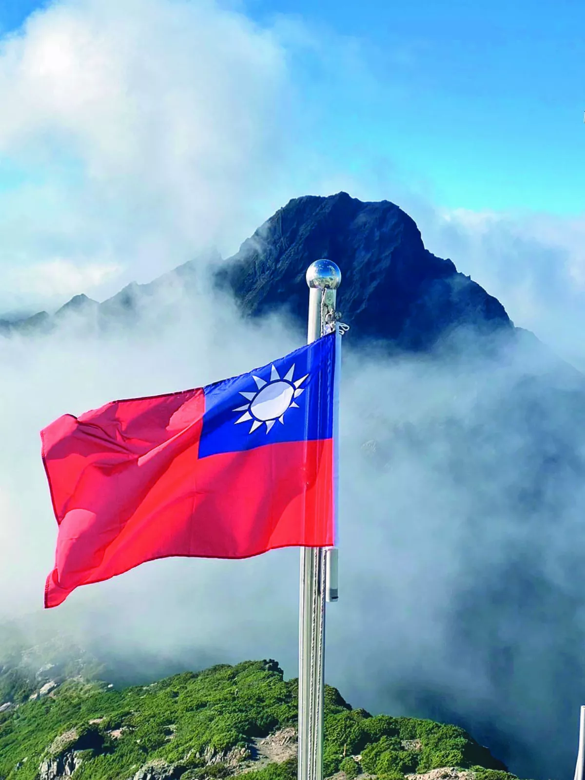 玉山氣象站 國旗飄揚