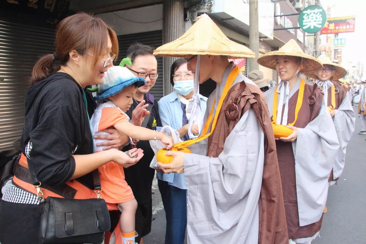 百萬人行腳托鉢 佛光山為教育種福田