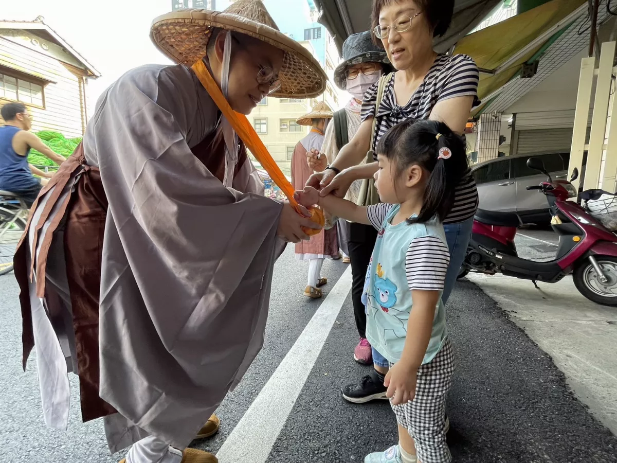 百萬人行腳托鉢 佛光山為教育種福田