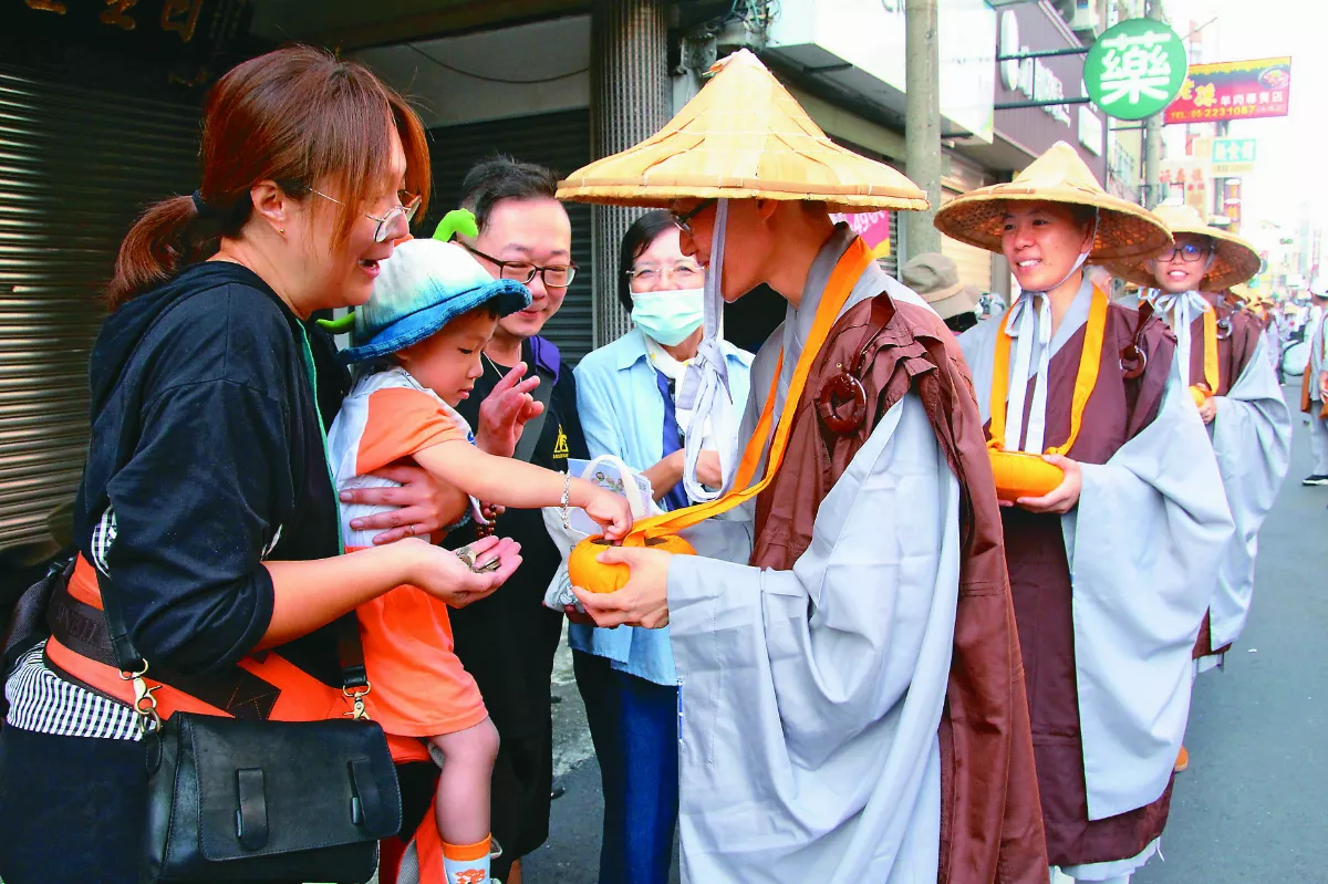 百萬人興學行腳托 佛光山為教育種福田