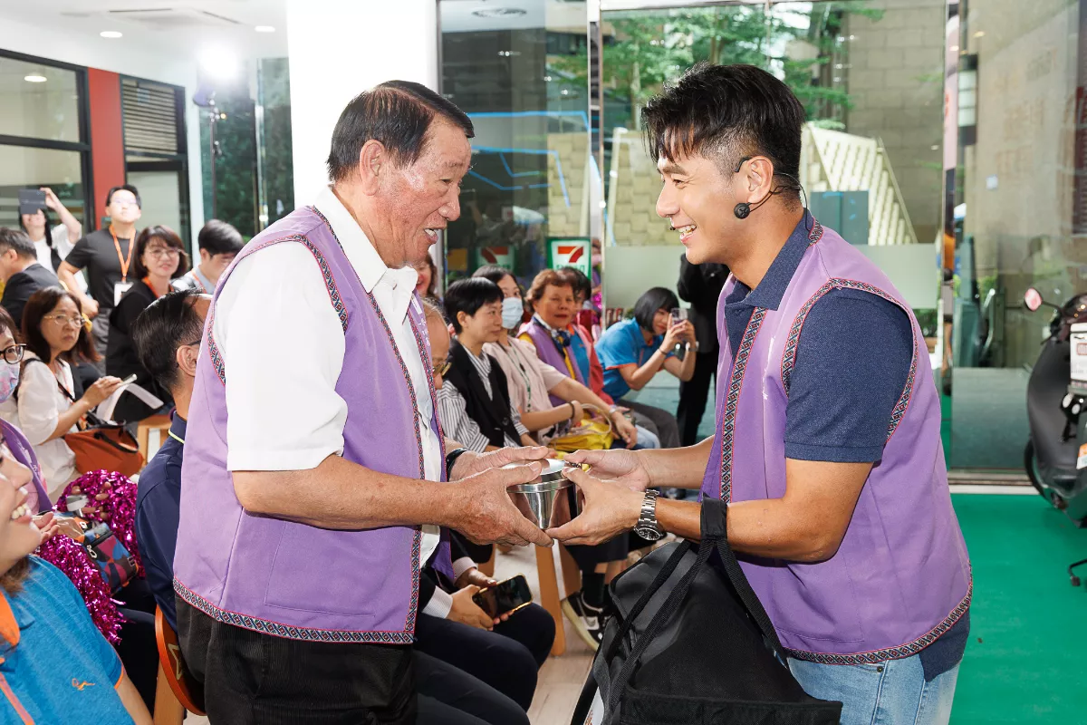 郭彥均化身送餐員  助偏鄉長者溫飽