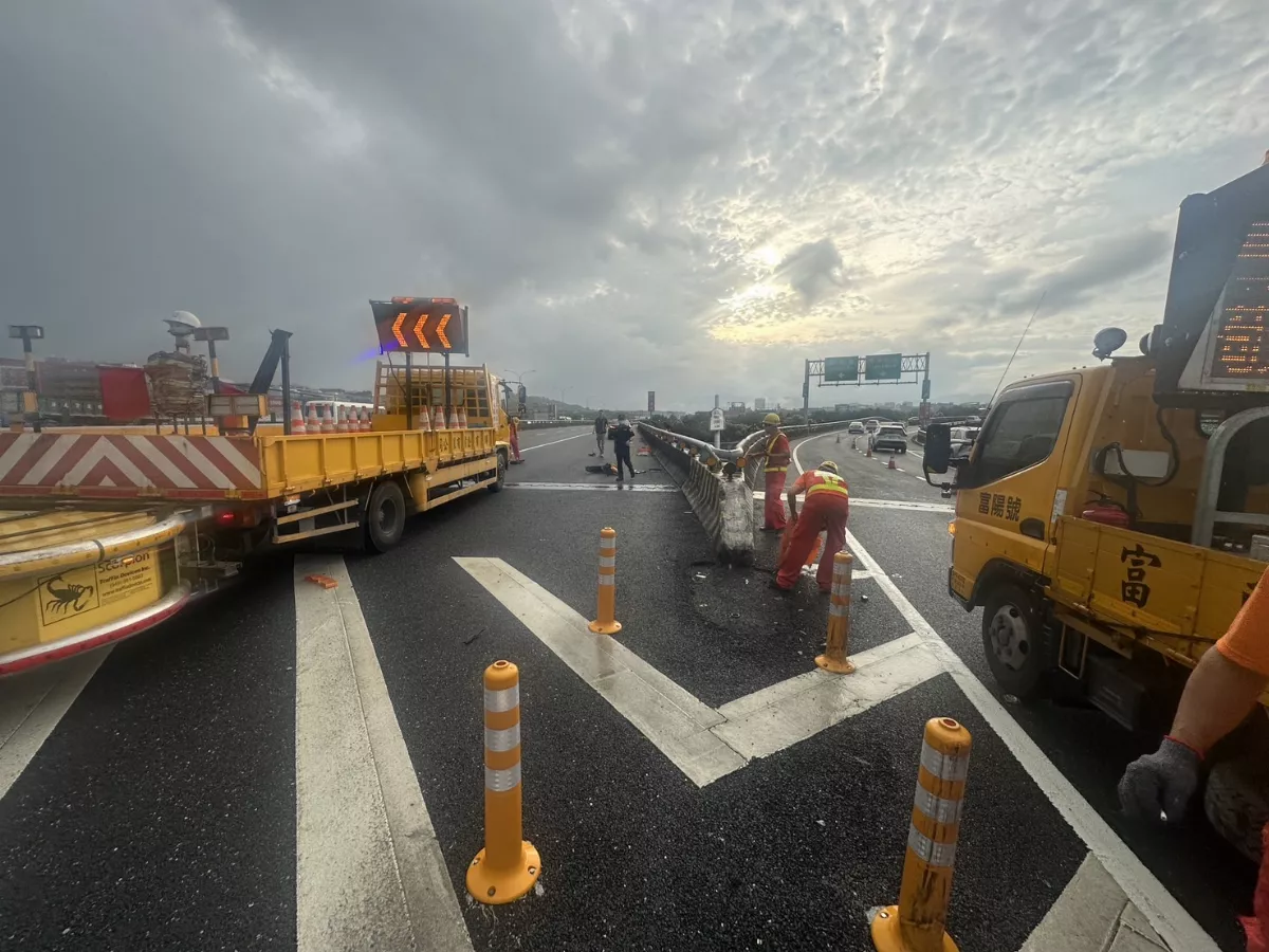 國道汐五高架堤頂出口車墜河   同地點已經2次