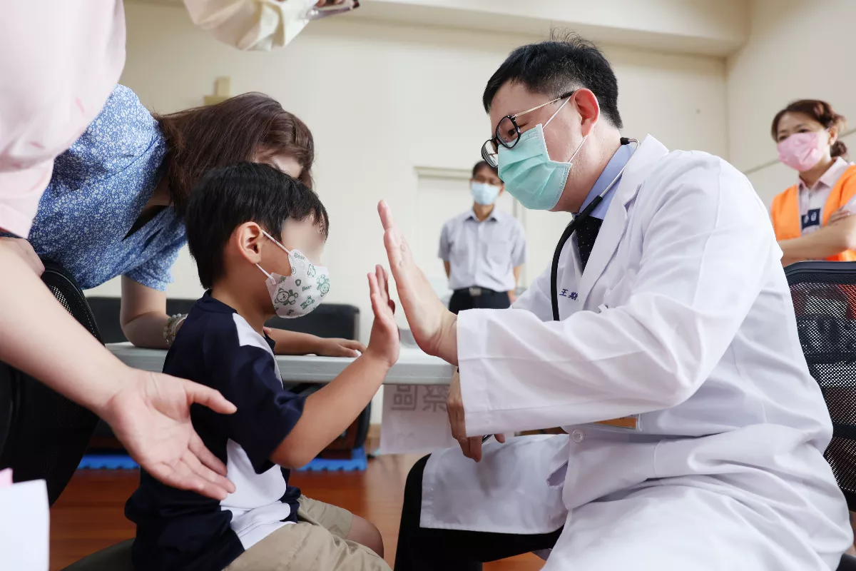 校園疫苗開打  醫護和幼童擊掌加油氣氛溫馨