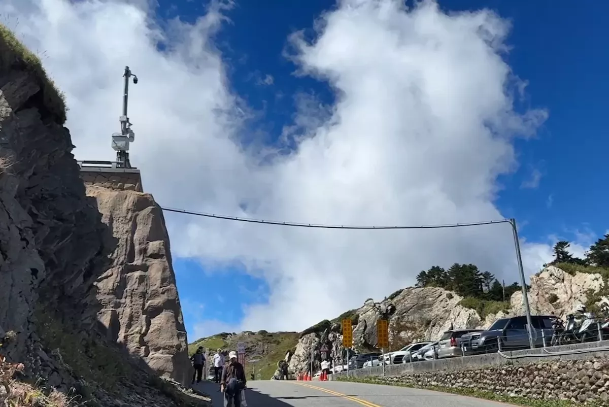 合歡山天際多了1條線　民眾抱怨煞風景