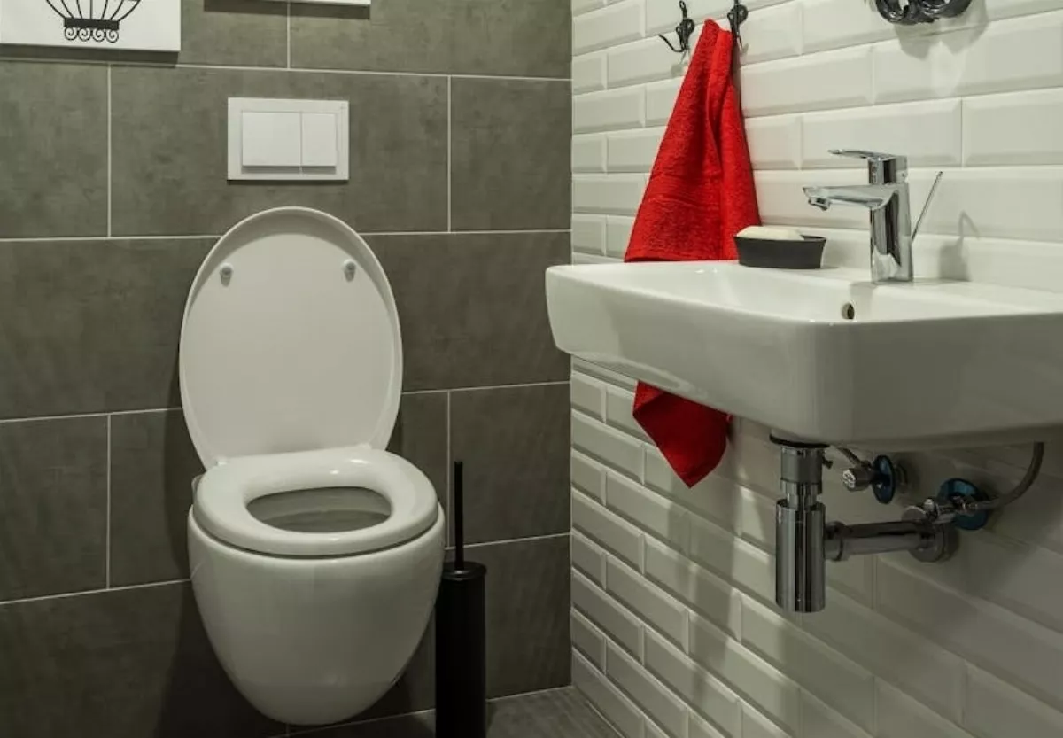 男子「馬桶蹲」摔坐破瓷 醫護造廔口搶救命