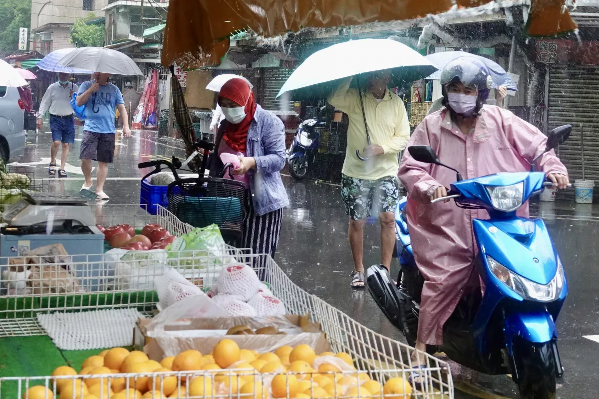 康芮進逼民眾冒風雨搶菜 農糧署擬釋出冷藏蔬菜