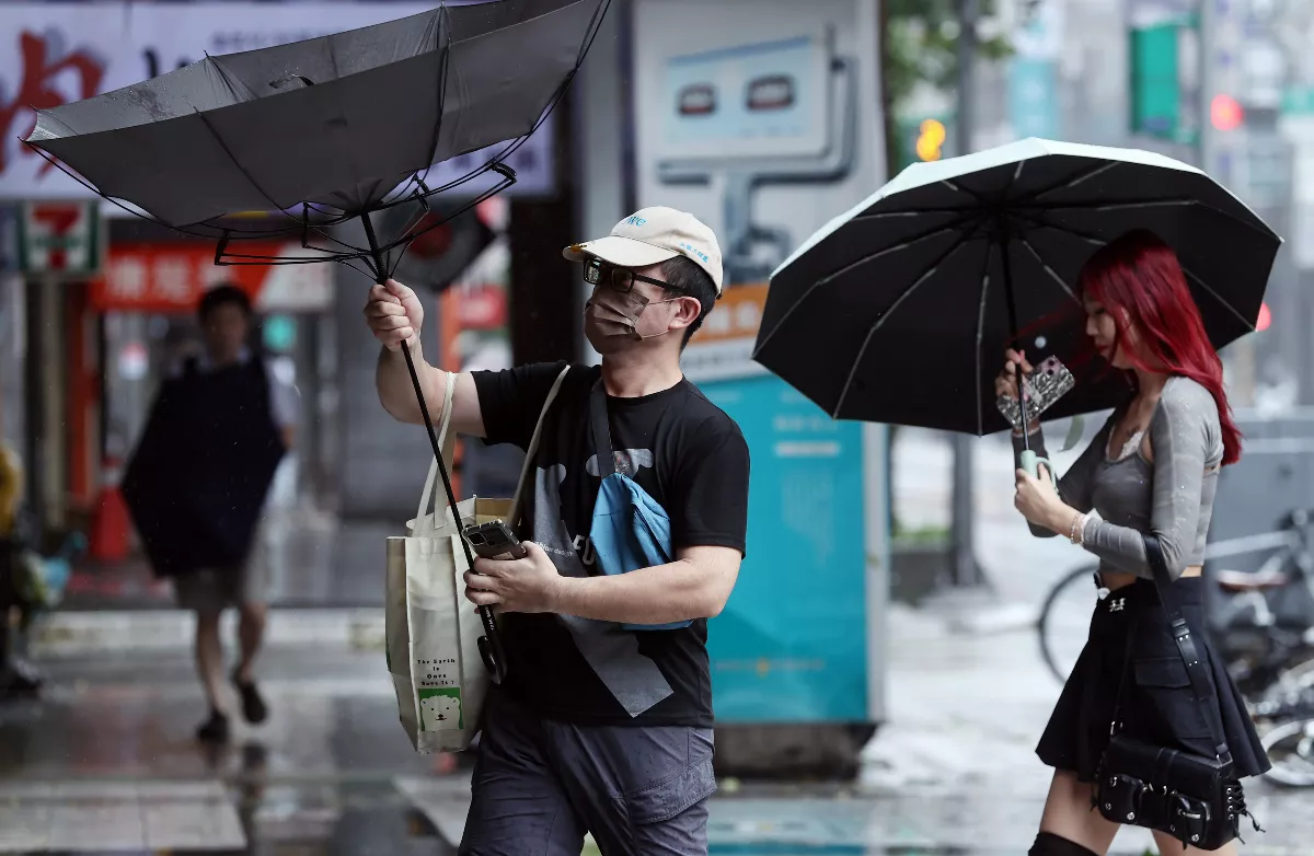 康芮登陸颱風眼就消失 漸減弱中颱估晚間出海