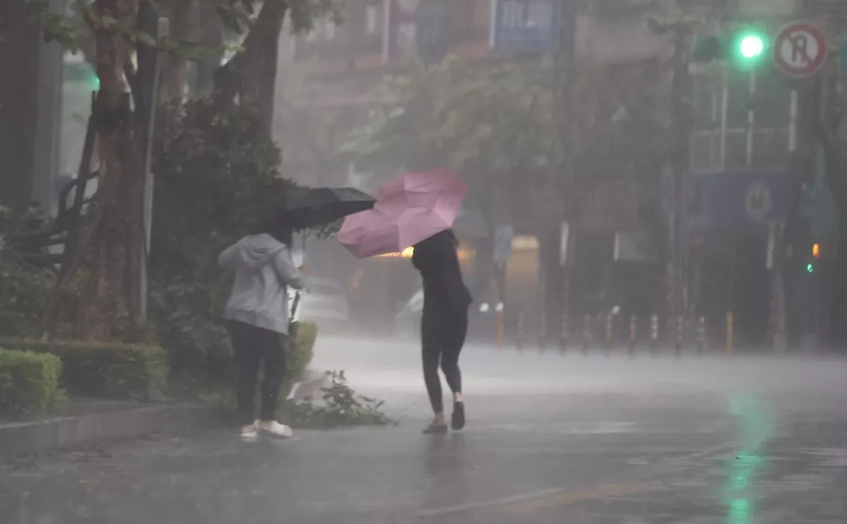 康芮減弱成中颱 移動快速今晚6時許出海