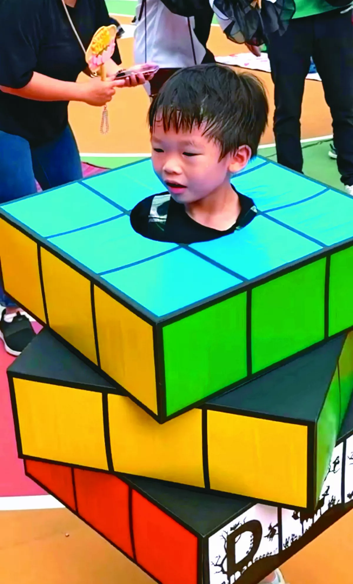 男童扮成魔術方塊  還真的能轉