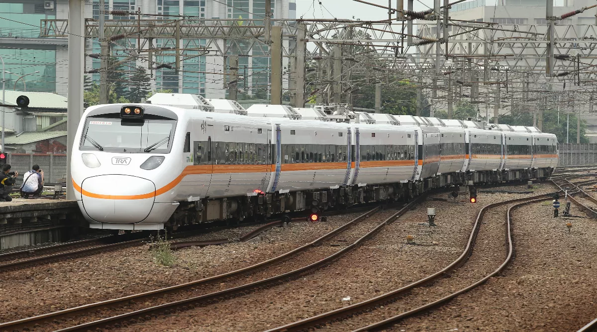 太魯閣號遭掉落電車線砸中急停駛 旅客還原過程