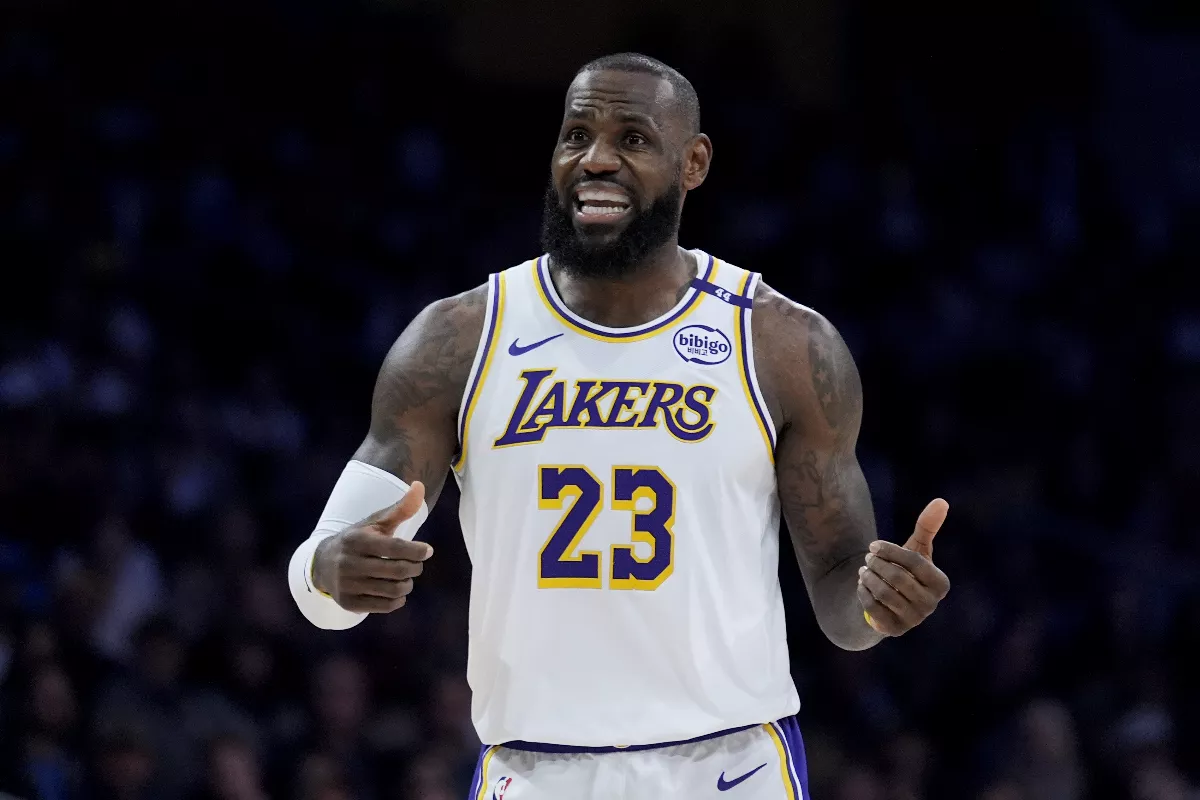 NBA／快40歲還能突破自己 詹姆斯背靠背大三元